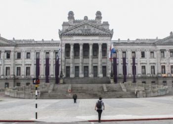 Aprueban delito para castigar a quienes incumplan normas sanitarias.