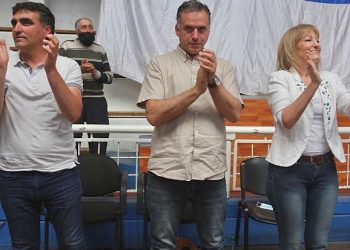 Cúpula del Frente Amplio llega a Fray Bentos en defensa del Si.
