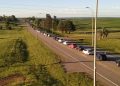 Largas colas de automóviles para cruzar el Puente San Martín hacia Argentina.