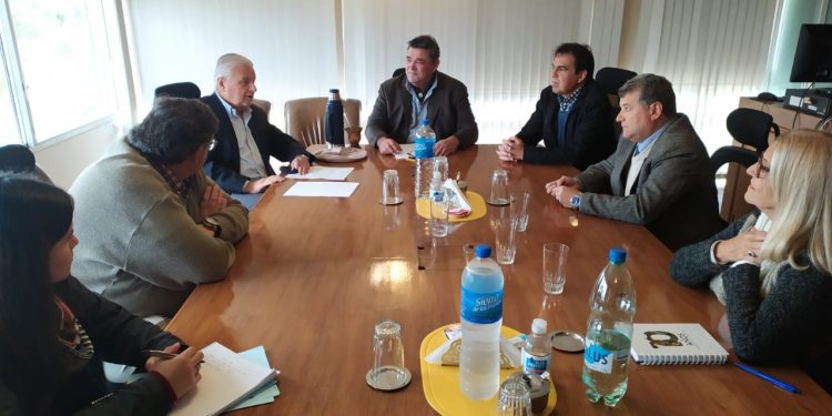 Reunión en CARU a favor del transporte fluvial de pasajeros por el Río Uruguay.