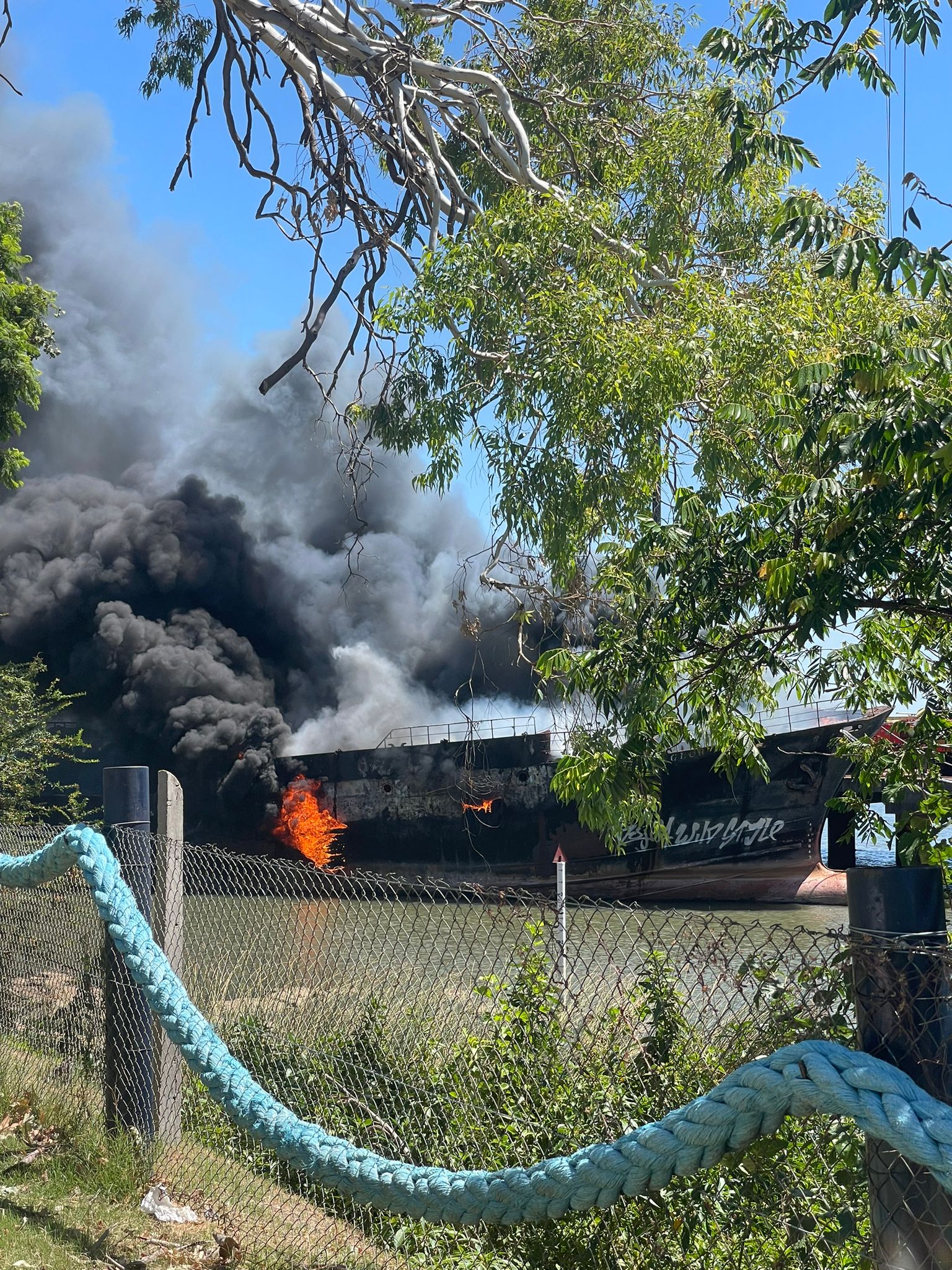 Incendio en embarcación pesquera que se encuentra en el Puerto de Fray Bentos.