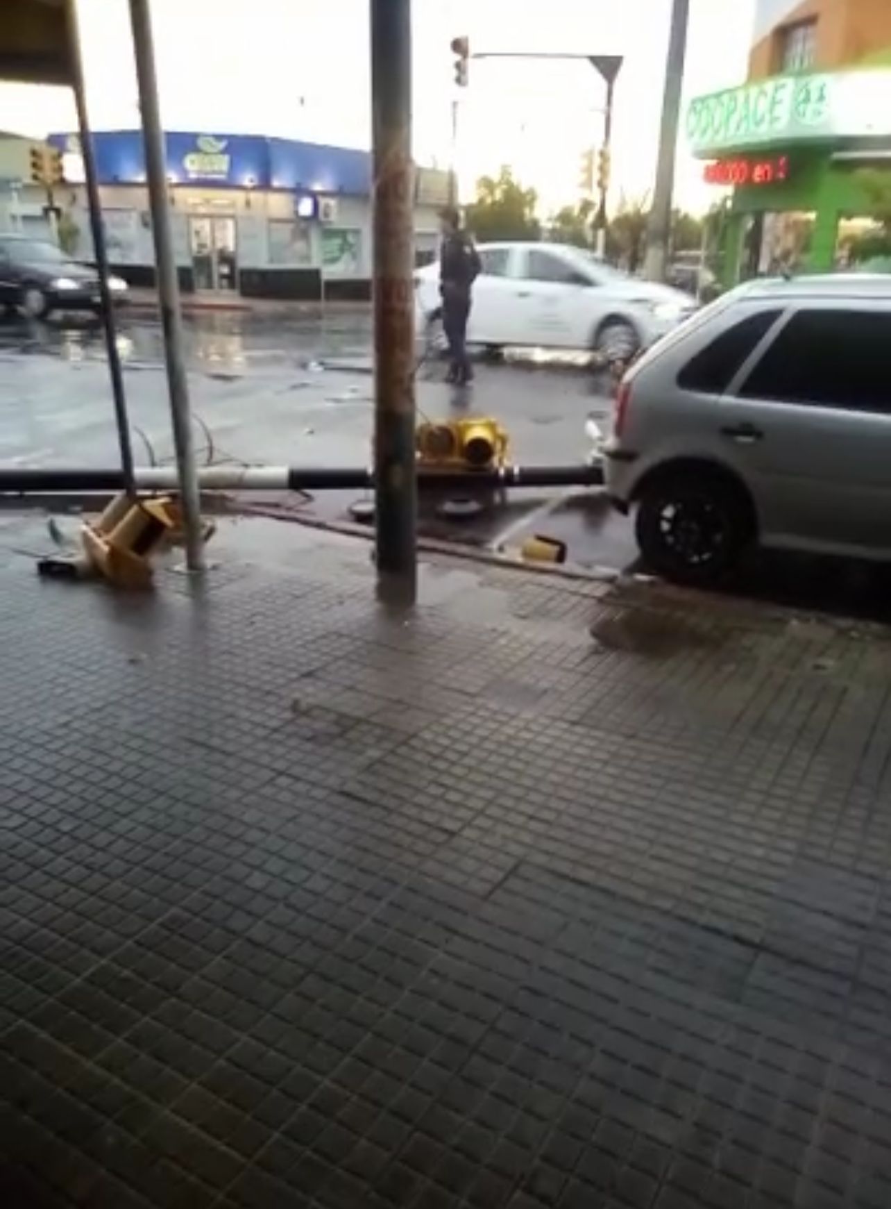 Cayó semáforo de 18 de Julio y Roberto Young.