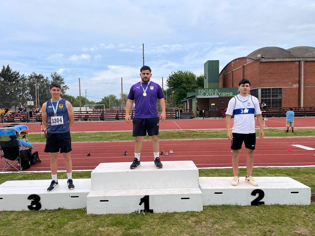 Leonardo Marín campeón sub 23 de lanzamiento de Bala y Martillo.