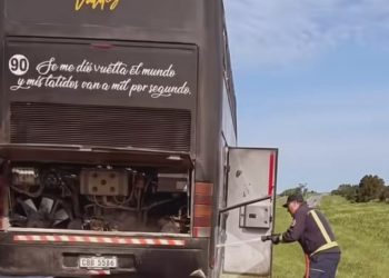 Incendio en el motor de un vehículo en ruta 3 fue controlado por el conductor.