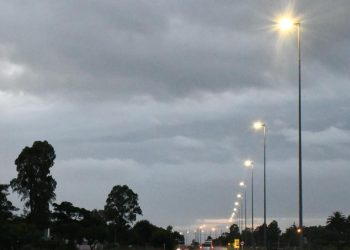 Instalan luminarias LED en rutas de Río Negro para mejorar la seguridad vial.