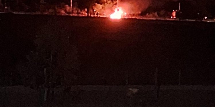 Incendio de un auto en Camino Las Cañas.