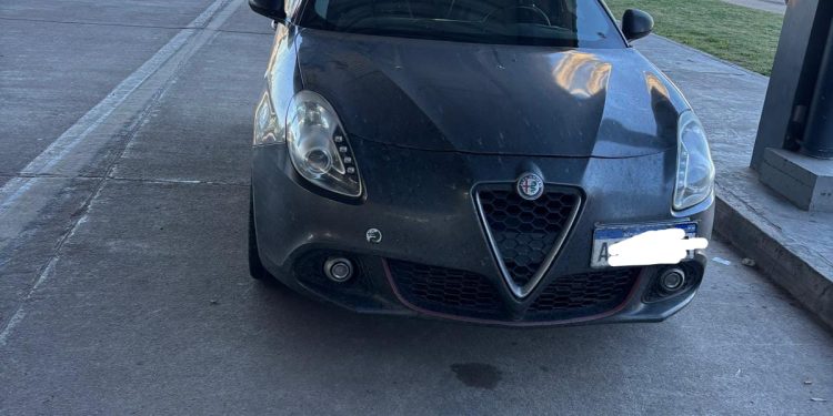 Incautan USD 278.000 ocultos en un vehículo en el Puente San Martín.