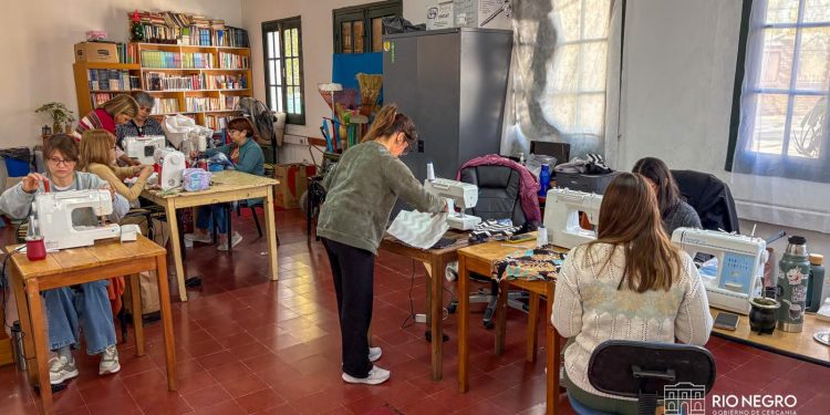 Talleres municipales de costura abiertos a la comunidad