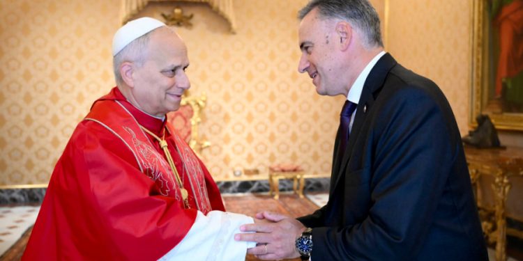 El presidente Yamandú Orsi mantuvo una audiencia oficial con el papa León XIV