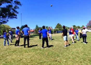 La disciplina digital en la educación: El liceo que encontró la convivencia al guardar el celular