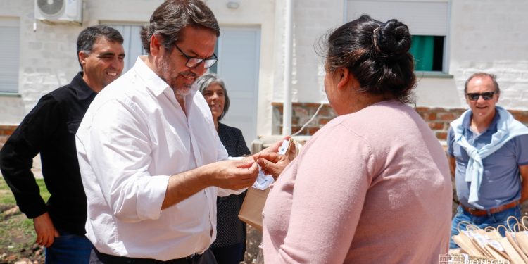 Nueve familias acceden a su nuevo hogar en Río Negro.