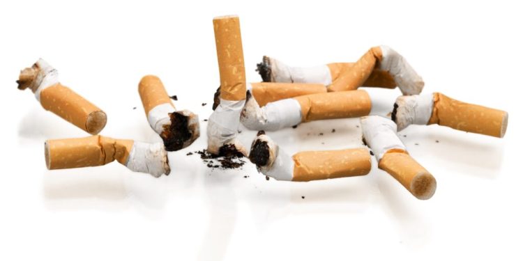 Proyecto de ley busca sancionar el descarte de colillas y residuos en espacios públicos