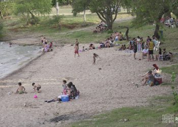 Playa Ubici funciona con acceso libre y recibe a vecinas y vecinos durante la temporada
