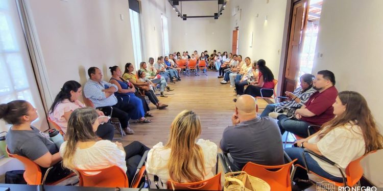 Encuentro con becarios y familias del Hogar Estudiantil de Young